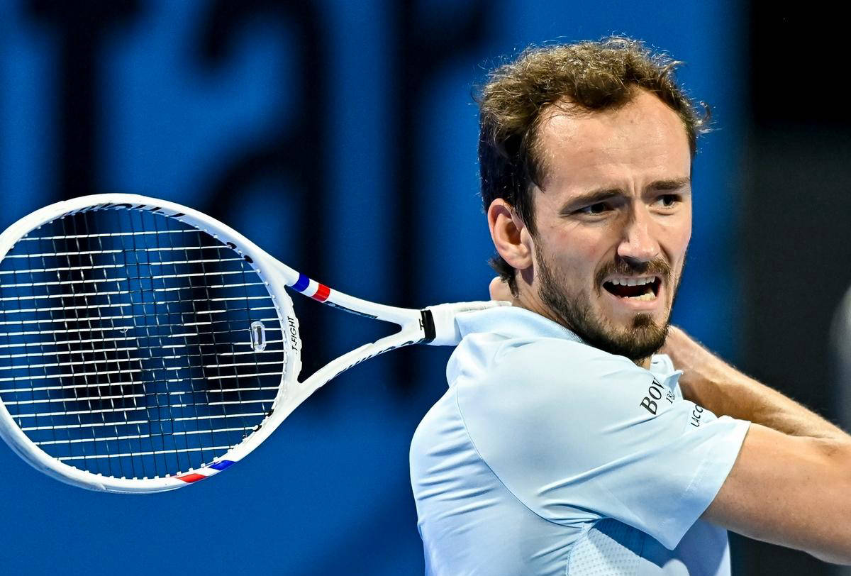 英国网球队险胜法国网球队，梅德韦杰夫完成帽子戏法