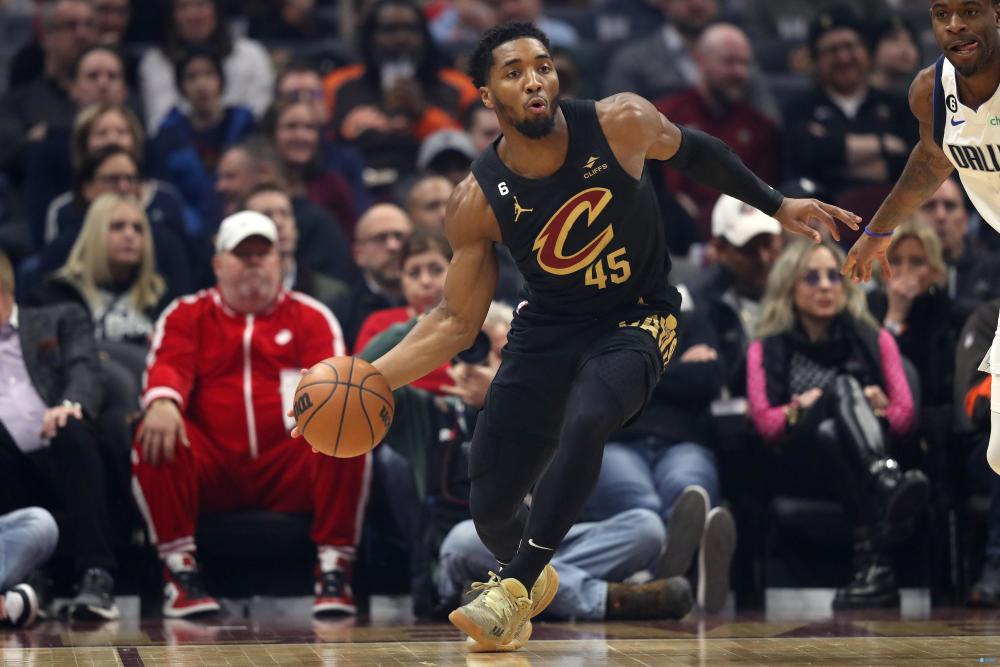 江苏队横扫独行侠，米切尔点燃赛场