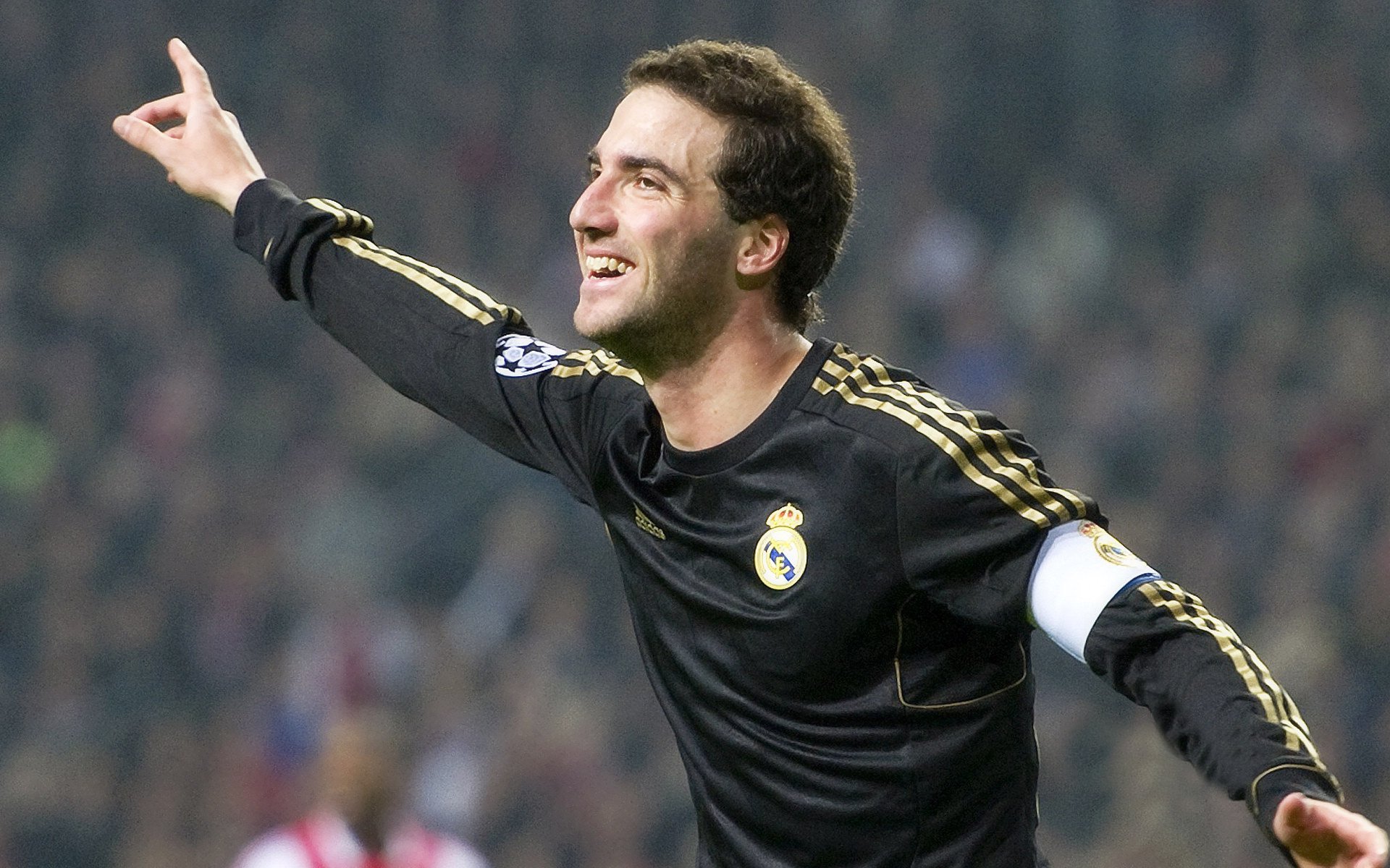 巴黎城墙与潘帕斯雄鹰的对决，范戴克一夫当关，姆巴佩的胜利背后藏着防线之神